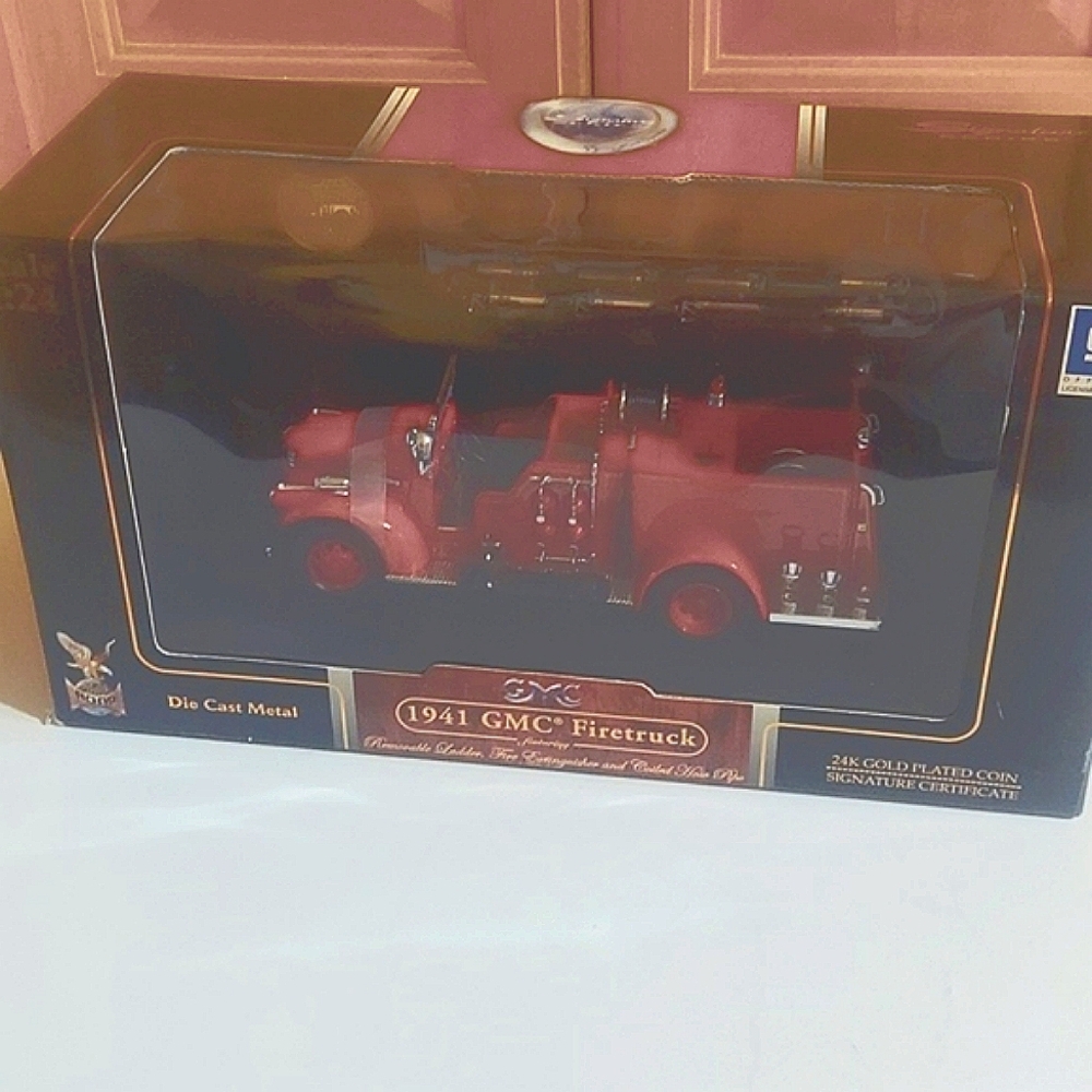 Gmc 1941 Gmc firetruck by road signature. Die cast metal ,new nice looking truck